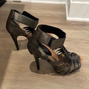 Metallic bcbg shoes
